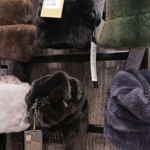 Кубанки, формовки, ушанки: в Новосибирске историк моды объяснила возвращение меховых шапок из 90-х