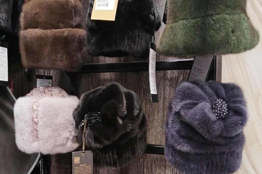 Кубанки, формовки, ушанки: в Новосибирске историк моды объяснила возвращение меховых шапок из 90-х