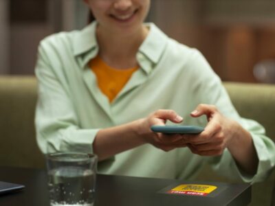 Крупные банки России запустят оплату через iPhone во всех терминалах страны