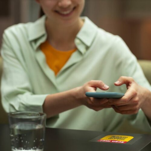 Крупные банки России запустят оплату через iPhone во всех терминалах страны