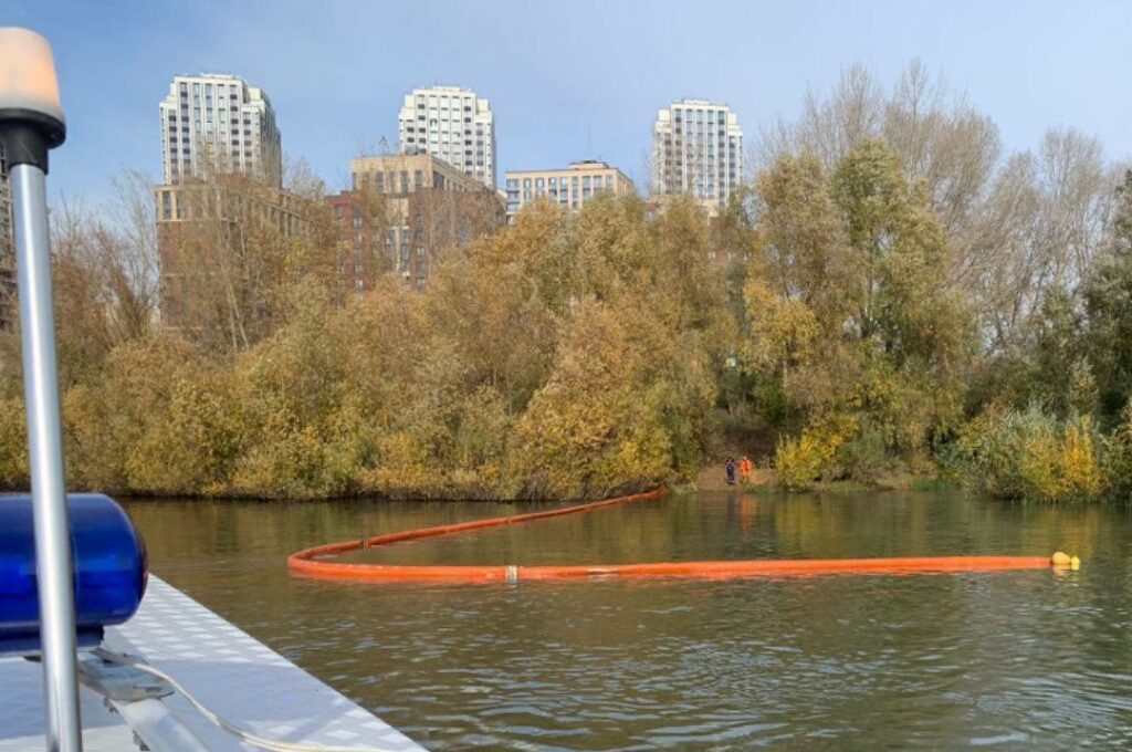 На Оби в Новосибирске обнаружен разлив масла