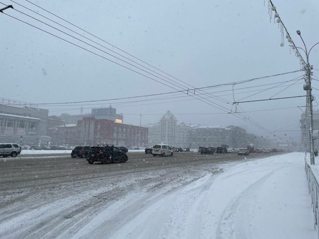 За несколько часов на улицах Новосибирска образовались сугробы высотой до 15 см