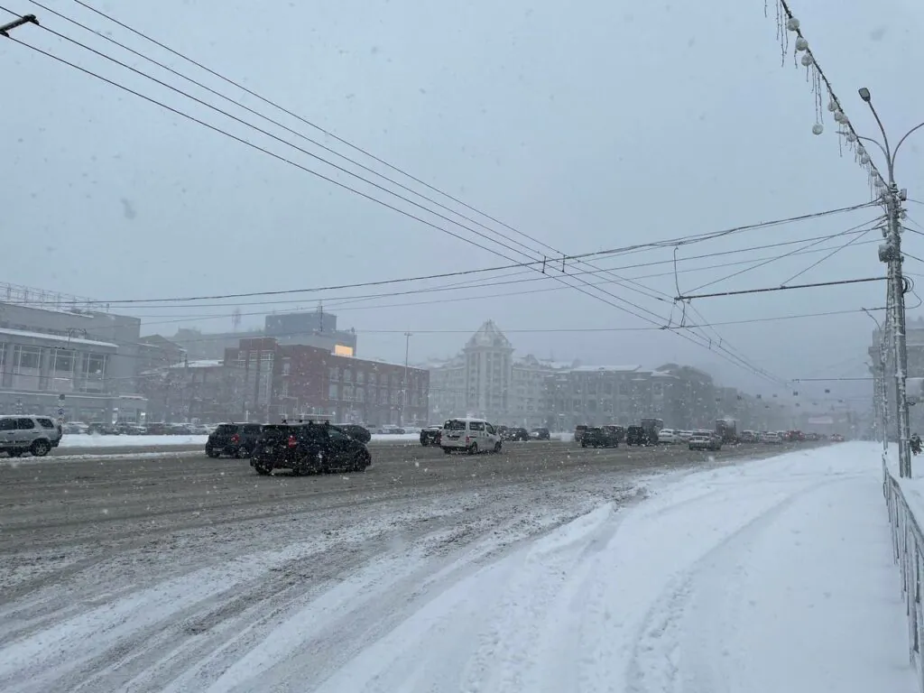 За несколько часов на улицах Новосибирска образовались сугробы высотой до 15 см