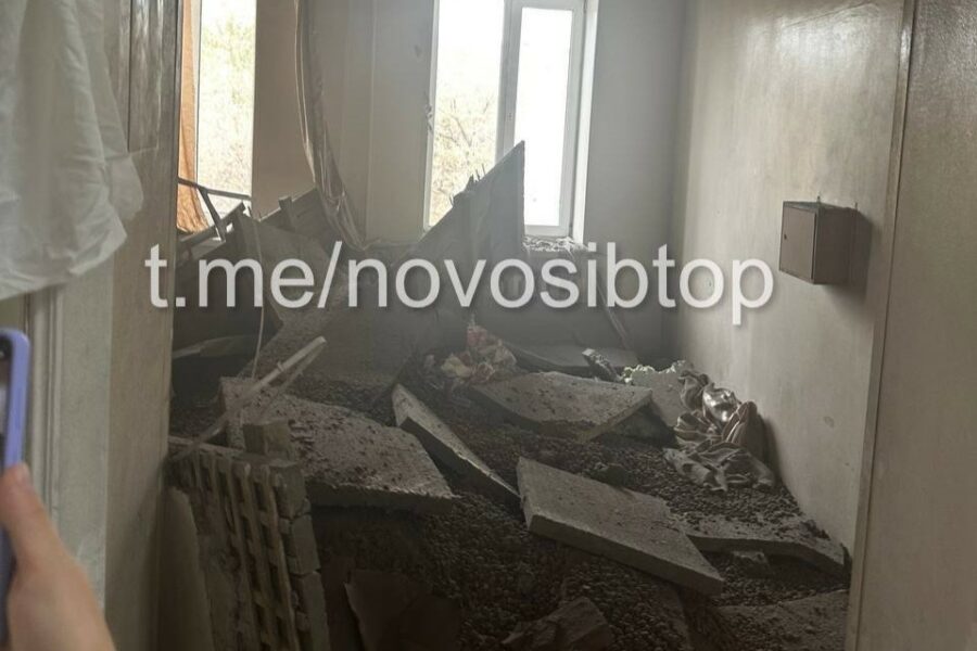 В детской больнице в Новосибирске рухнул потолок