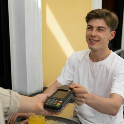 Как молодые россияне выбирают свою первую банковскую карту