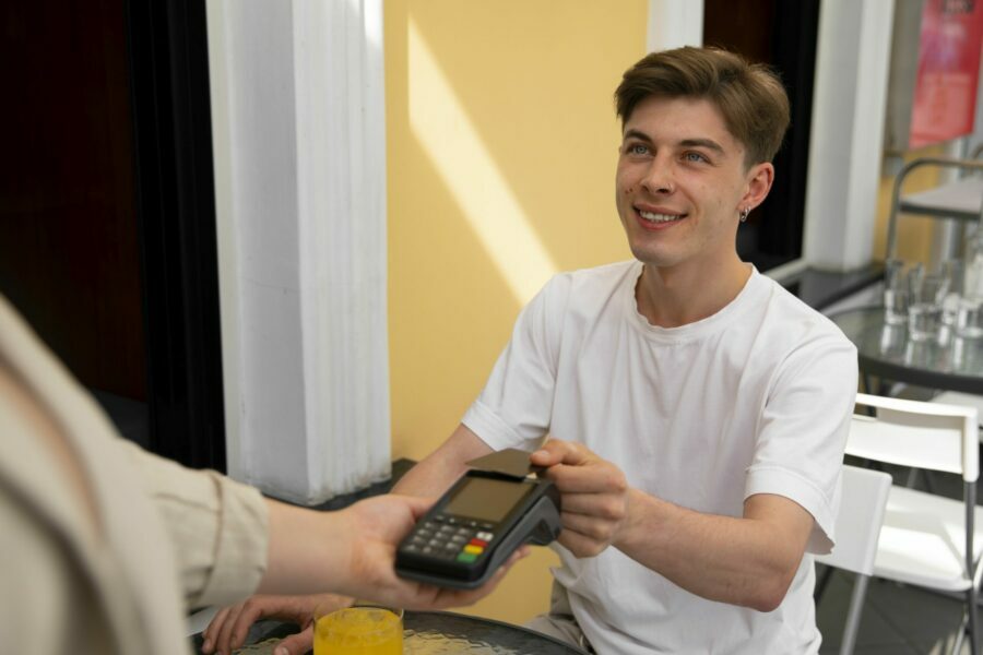 Как молодые россияне выбирают свою первую банковскую карту