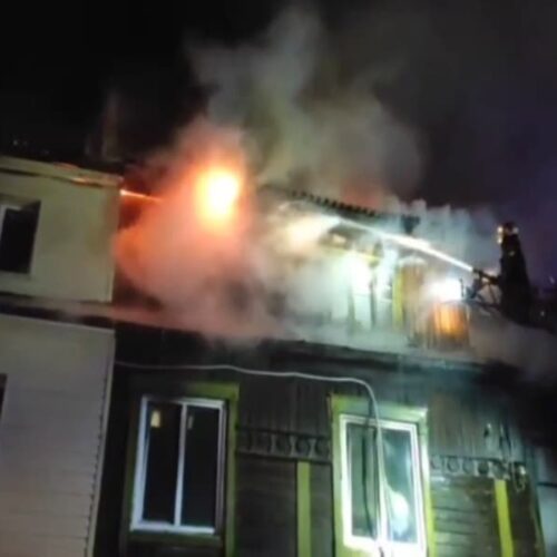 В Новосибирске на пожаре в деревянном бараке погибли четыре человека