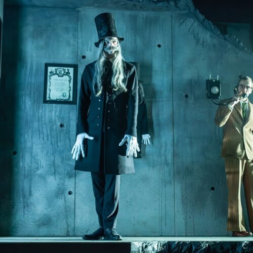 Новосибирский театр показал пьесу о сити-одиночестве досетевой эры