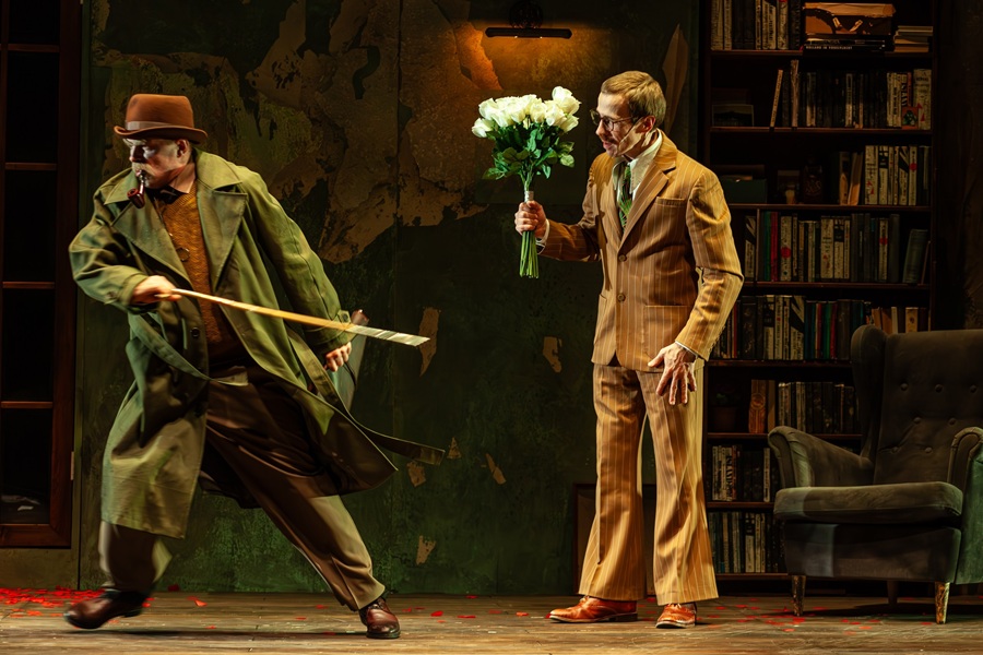 Кузен живет в своем канареечном гнёздышке, ожидая только идеальной любви и дружбы