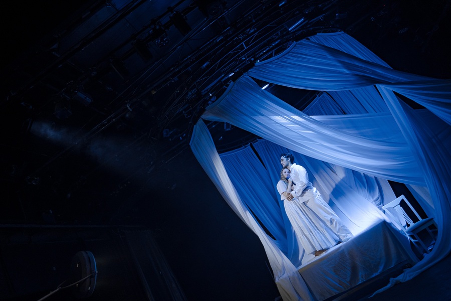 Анну Сергеевну (Екатерина Аникина) и Дмитрия Дмириевича Гурова (Алексей Кучинский) доктор Чехов пытается лечить от любовного недуга