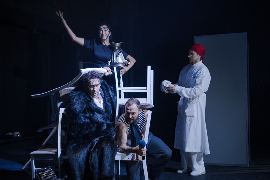 Разухабистая собака-убивака в спектакле отвечает за здоровое витальное начало, за здоровый цинизм