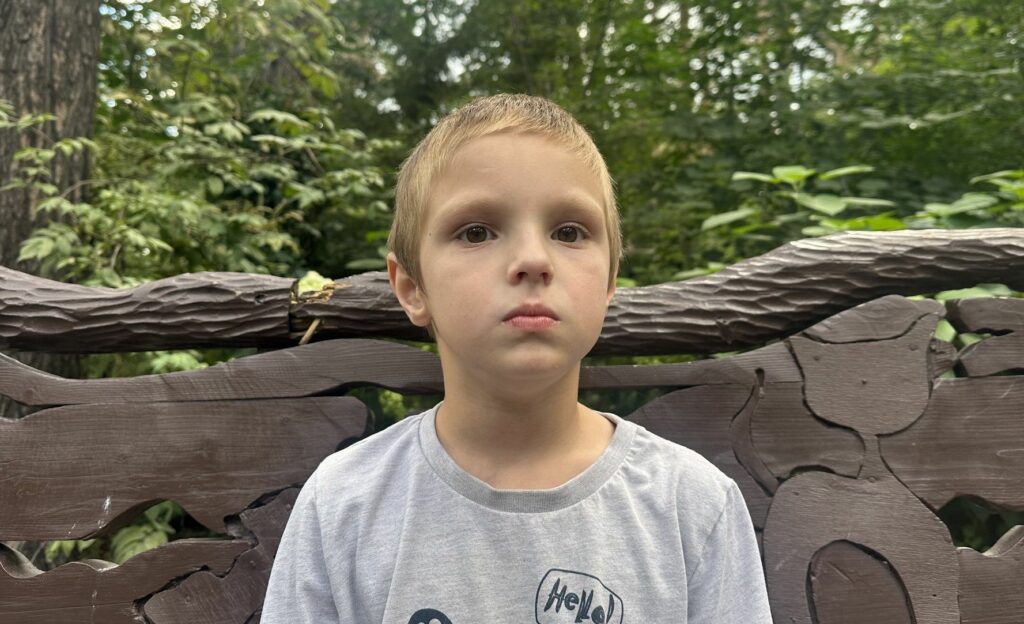 Маленькому Диме с диагнозом аутизм требуется дорогостоящее лечение