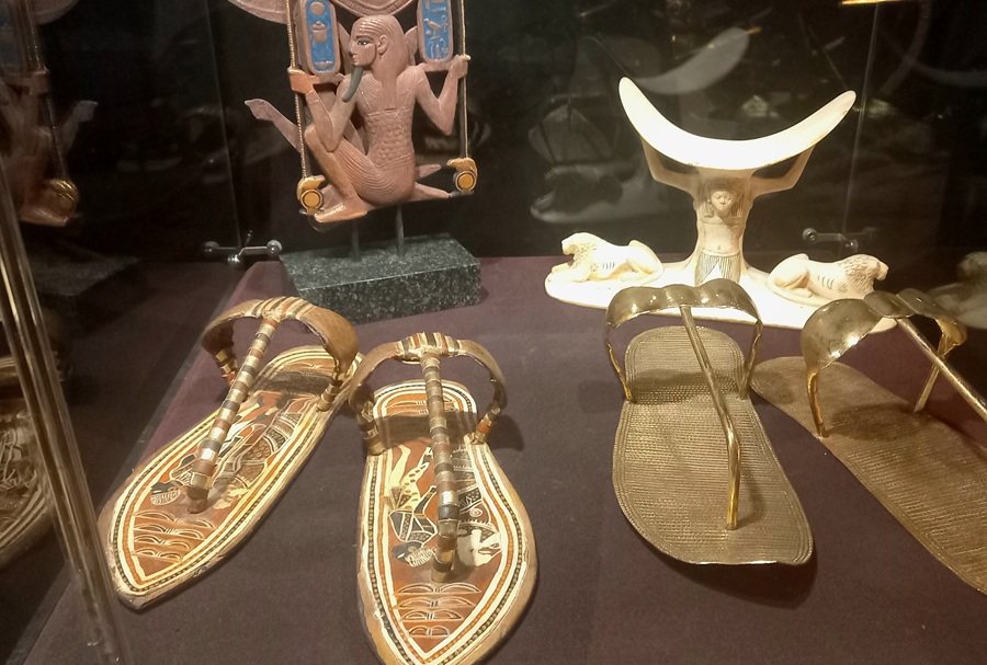 Сандалии фараона. Фасоном похожие на сланцы, но к ношению непригодные — ибо сделаны они из золота и драгоценной древесины