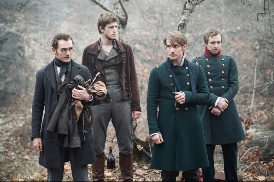 Друзья стараются вздорному солнцу в этом деле помешать — оставить его в числе живых