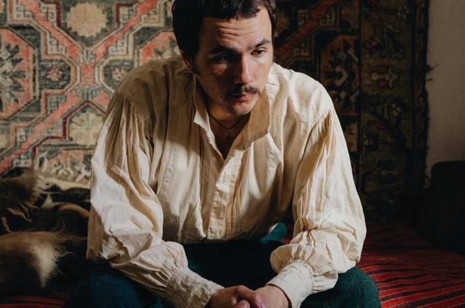 лет с восьми Миша Лермонтов пытался взыскать с окружающих внимания и любви.