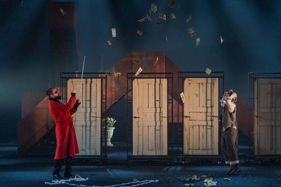 Большая сцена приняла в своё пространство историю Тима Талера, немецкого мальчика, который за тотальное везение в любом пари продал Дьяволу ненужную безделицу — собственный смех