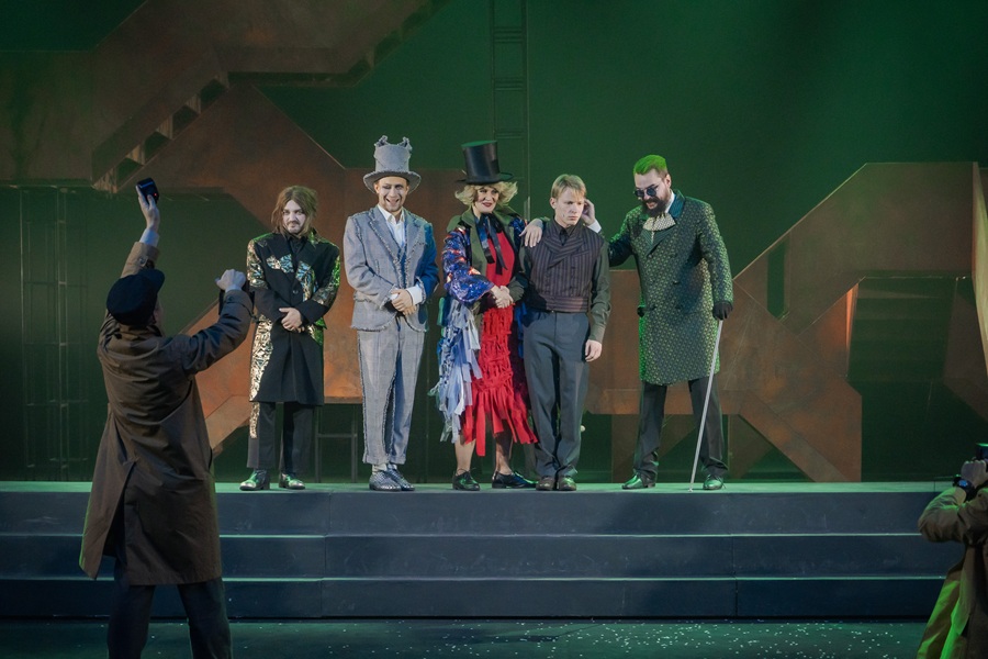 В контракт с нечистой силой Тим влипает наивным четвероклашкой, а освобождается от гнёта барона Трёча в четырнадцать, на пороге юности, на исходе детства