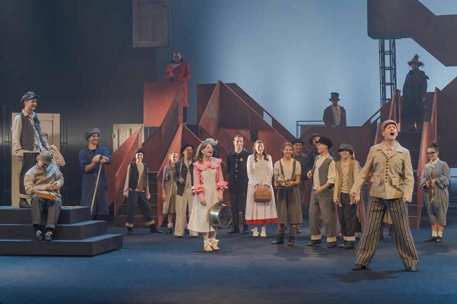 Друзья Тима по Узкому переулку и выглядят соответственно — картузы, кепки, грубые ботинки и штаны на лямках