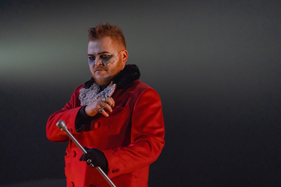 Человек такой зловещей внешности не мог бы охмурить смышлёного мальчика Тима