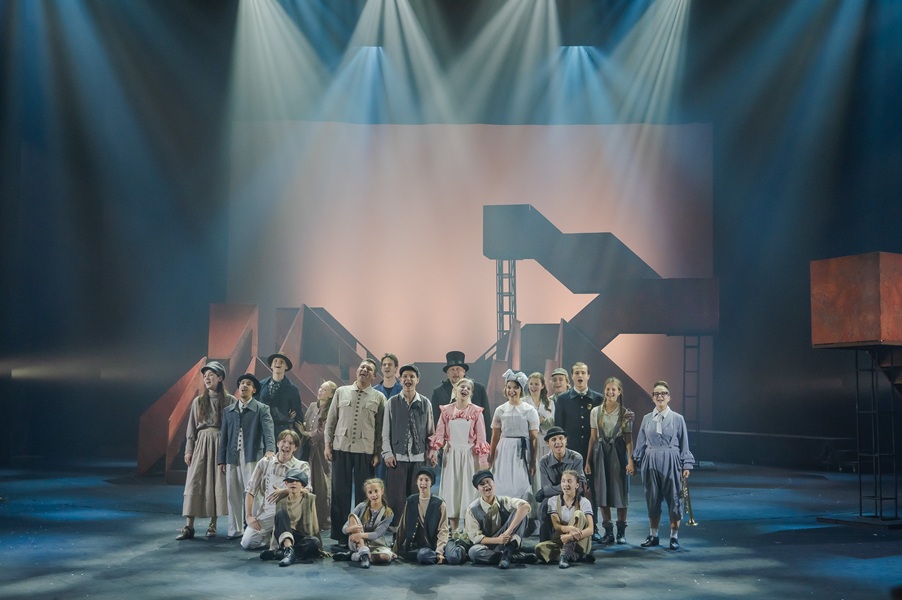 Сообщество взрослых спасителей Тима, довольно многолюдное в книге, в спектакле оптимизировали