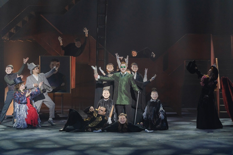 В спектакле компаньоны барона Трёча как раз и находятся на грани булкаговского гротеска и амплуа «очень опасный парень»