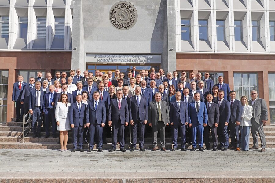 Два депутата регионального парламента Новосибирской области сдали мандаты