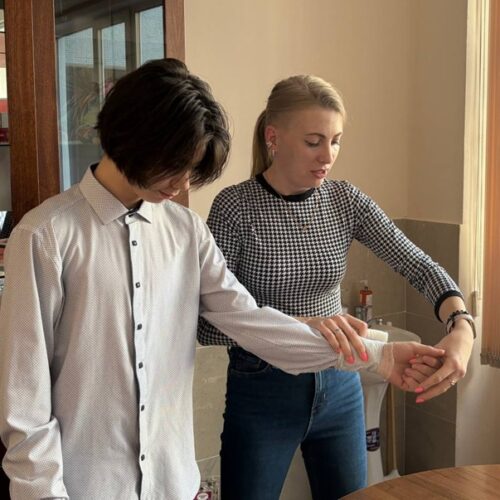 Приёмами первой доврачебной помощи со школьниками Новосибирска поделились медики