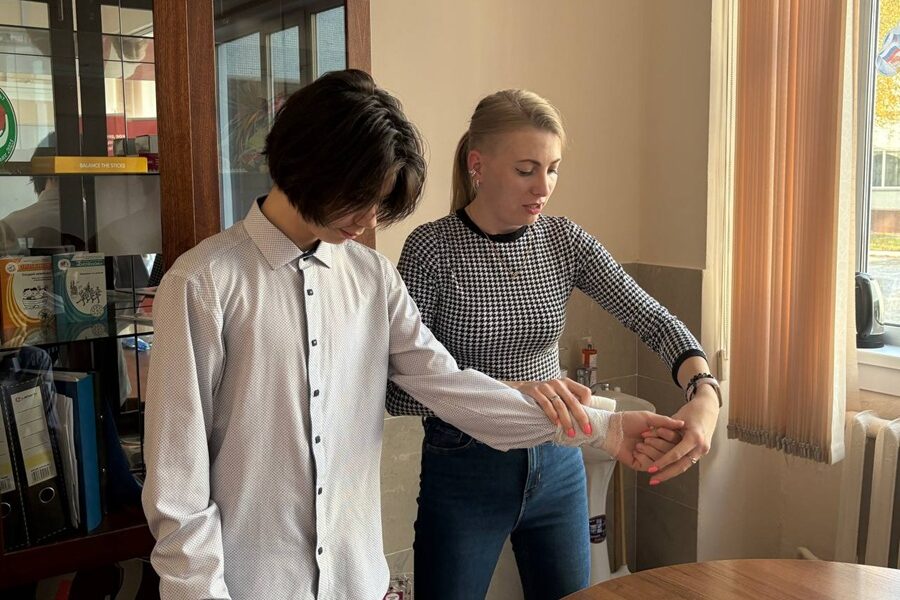 Приёмами первой доврачебной помощи со школьниками Новосибирска поделились медики