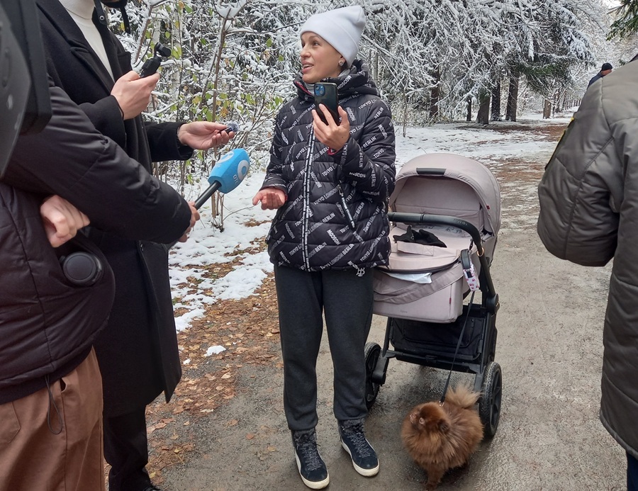 На глазах и журналистов, и собаководов патруль задержал и «оформил» женщину с детской коляской и крошечным, в половину взрослой кошки, шпицем