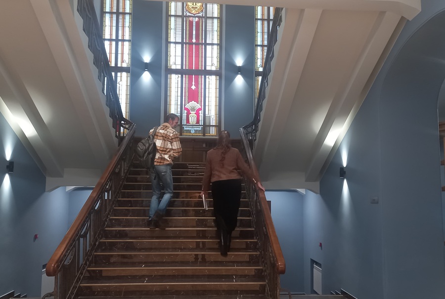 Не меняя пластических элементов архитектуры, в театре достаточно радикально обновили их цвет