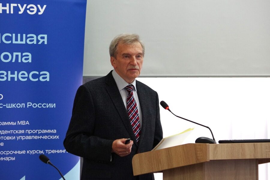 Анатолий Холопов, профессор МГИМО, специалист в области макроэкономического регулирования, международной экономики и истории экономических учений, доктор экономических наук