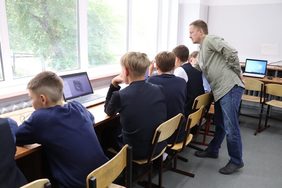 Школьникам Новосибирска открыли двери в мир цифровых возможностей
