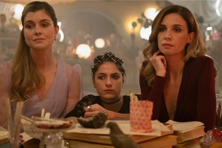 В квартире дам (точнее, в голове мебельного реставратора Лары) обитает симметричная компания