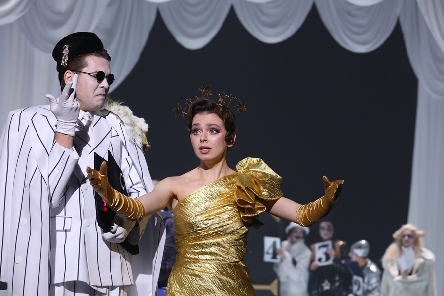 Третья монархия из сказки «Самое удивительное» локализована в мире ар-деко, во временах и в краях Великого Гэтсби