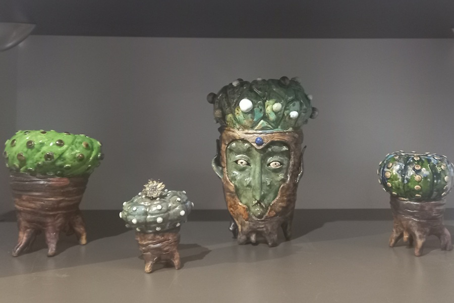 Взрослых такое искусство, творящее миры и сюжеты, согревает в трудные дни (Они как раз такие, не будем уж кокетничать). А детям оно просто безмятежно нравится.