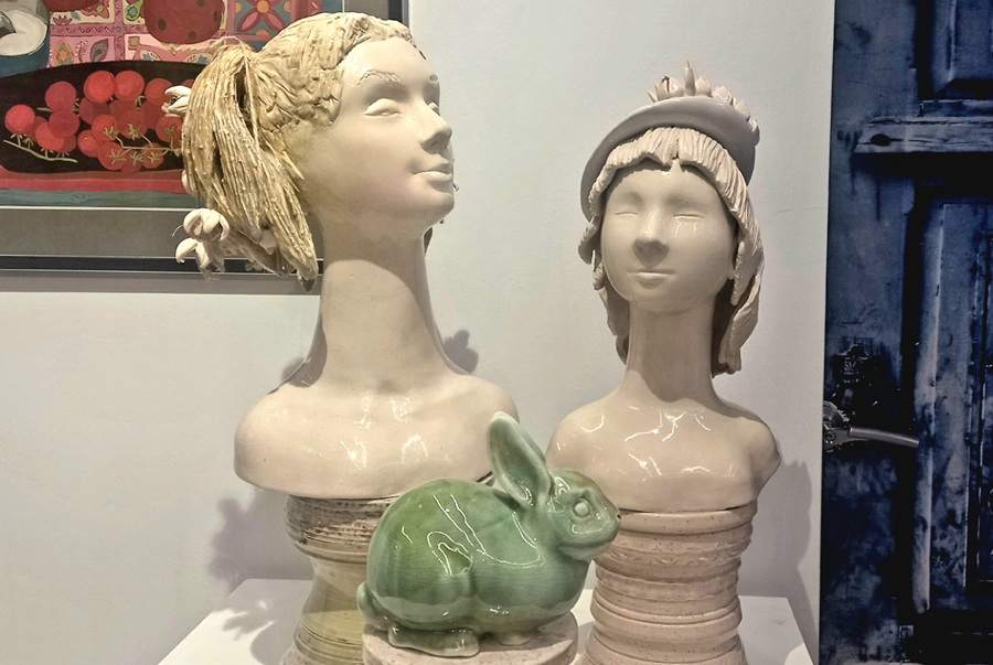 тройная керамическая миниатюра Марии Катасоновой — это тоже скульптура