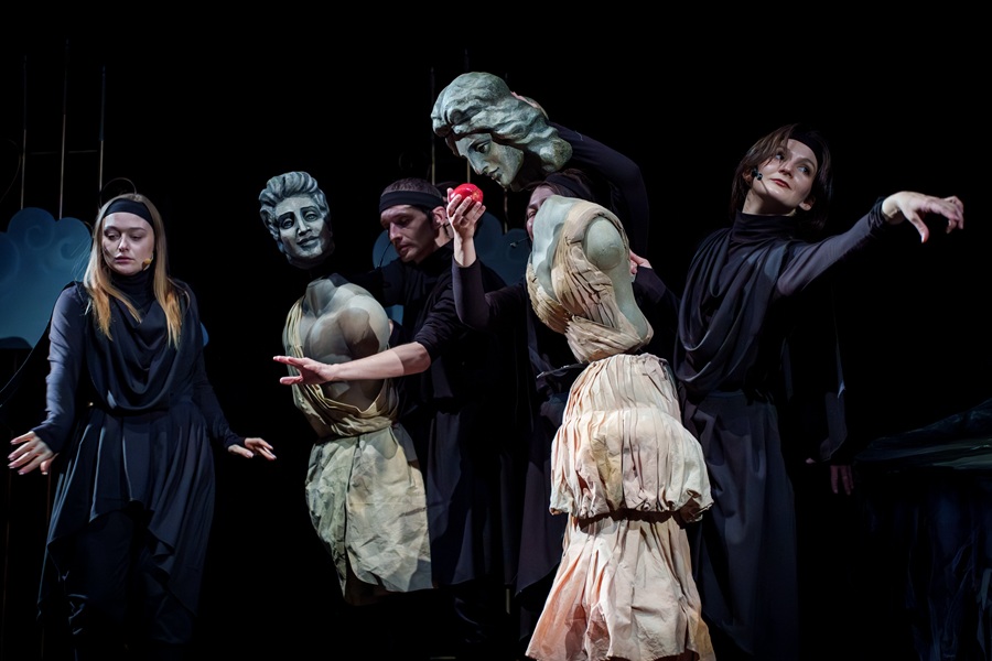 Прометей не просто дарит человечеству огонь, он ещё его и спасает от Зевса