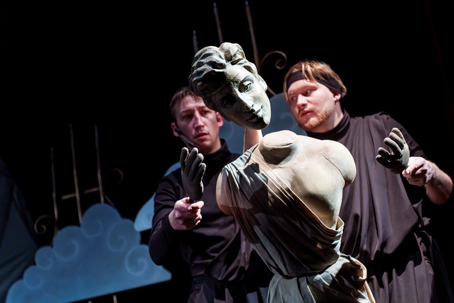 Хэппи-энд в итоге случился. Но он, скажем так, довольно философский — с ребёнком младше 14 лет его, пожалуй, придётся проговаривать