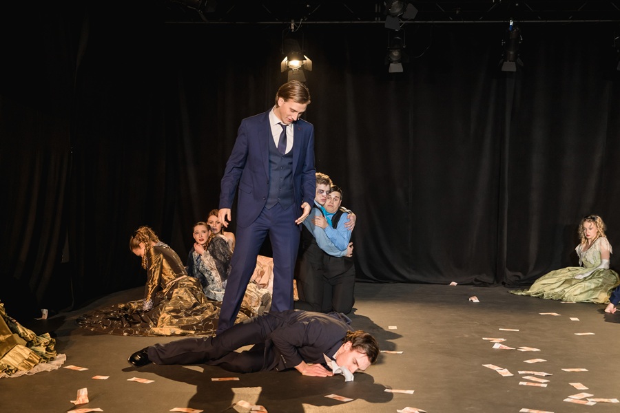 Рулит этим городом Н не одышливый пузан в зелёном мундире и неуклюжих николаевских ботфортах, а ладный нордический «альфач» в отлично сидящем костюме.