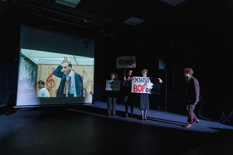 Городничий рулит этим сообществом с весёлой и злорадной чувственностью