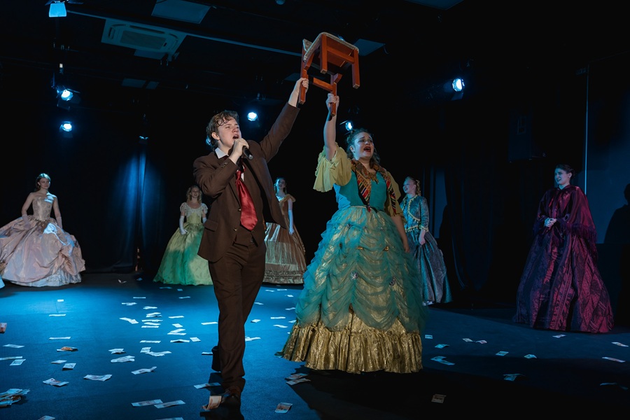 Хлестаков, попав в пространство города Н, оказывается в некотором смысле любовником-соперником