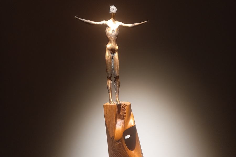 Бортник взялся разбавлять эту серо-стальную аморфность городской эстетики мрамором и солнечной бронзой, деревом и ржаной теплотой гранита