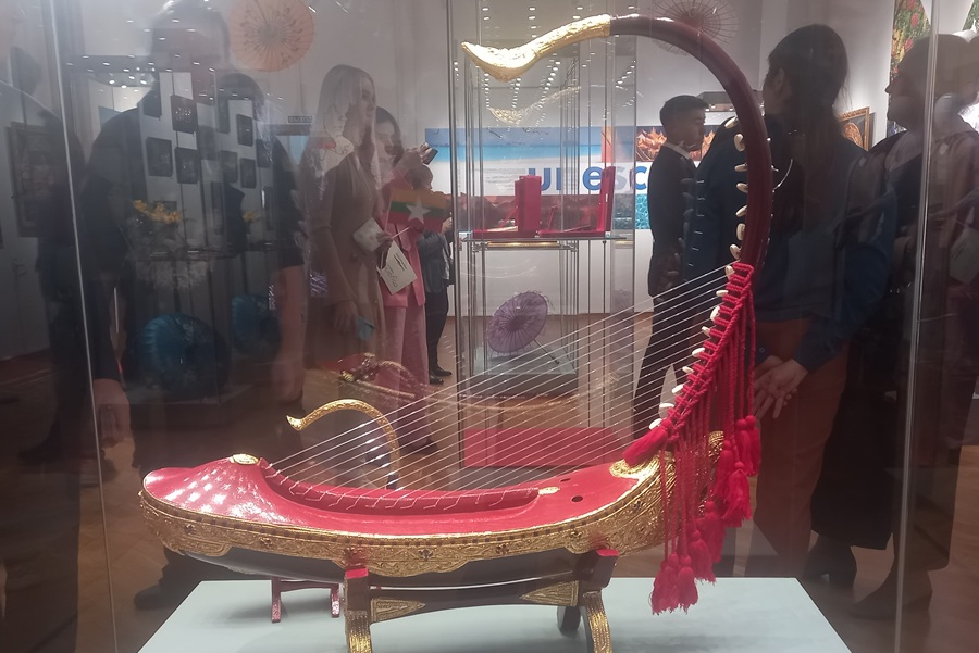 Знаменита Мьянма монастырями, племенем длинношеих женщин, увешанных кольцами-ожерельями, в этом году — бунтом интернет-школоты. А ещё серебряным шитьём, удивительными арфами в виде лодок