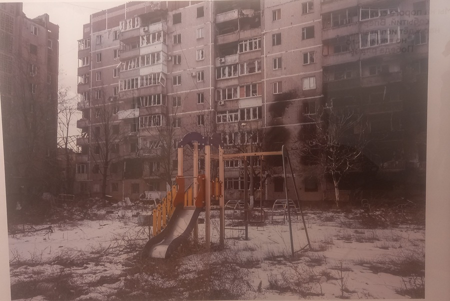 Девятиэтажка узнаваемой 97-серии «косплеит» сталинградскую застройку — такой неочевидный, не лобовой драматизм сильнее нарочитого инферно