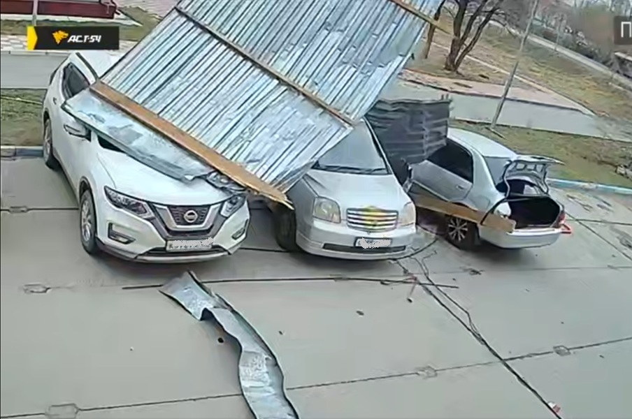 поселке Коченево ураганный ветре снёс часть кровли на одном из домов