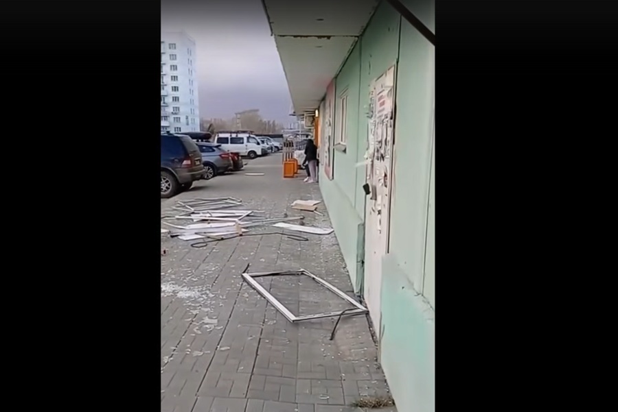 В Плющихинском микрорайоне при сильных порывах ветра рухнул балкон