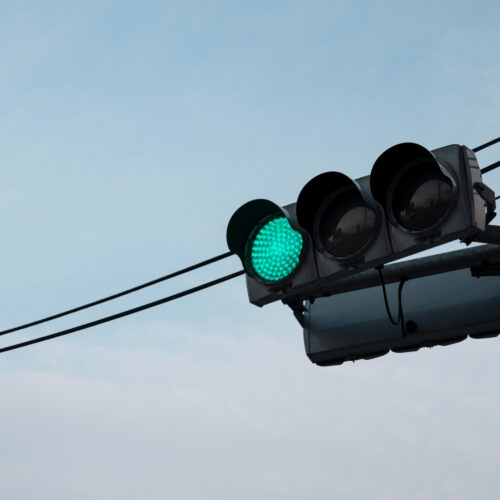 Новосибирский эксперт указал на ошибки в настройке светофора на Советском шоссе