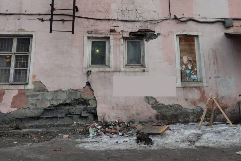 Жители Новосибирска жалуются на аварийное состояние дома на улице Мира