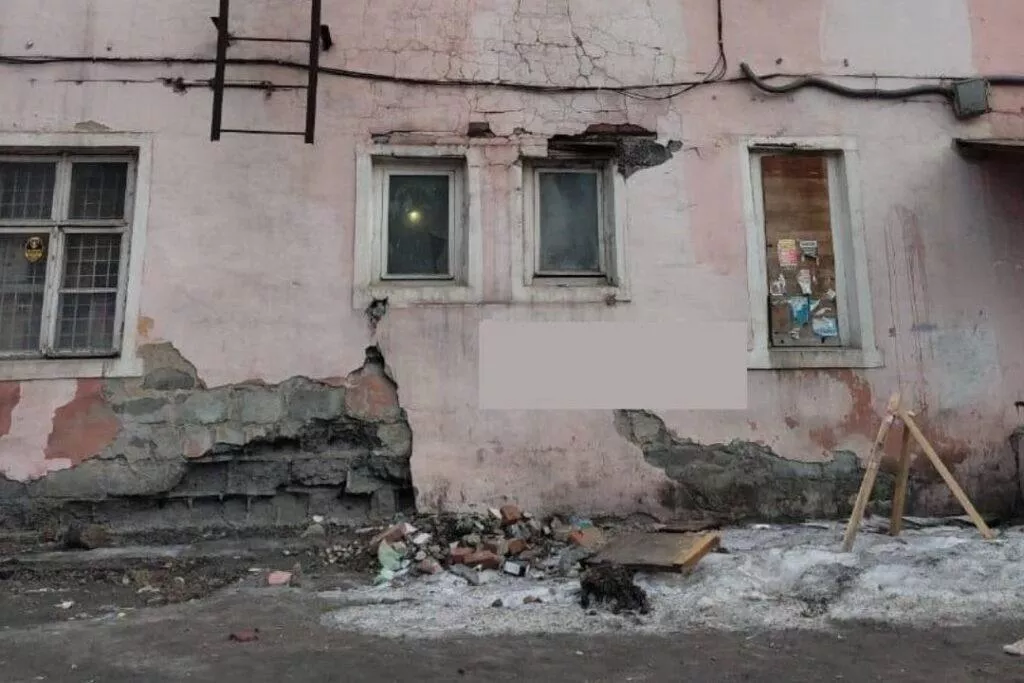 Жители Новосибирска жалуются на аварийное состояние дома на улице Мира