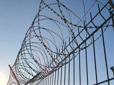 Жителя Новосибирска арестовали на пять суток за экстремистскую надпись на стене